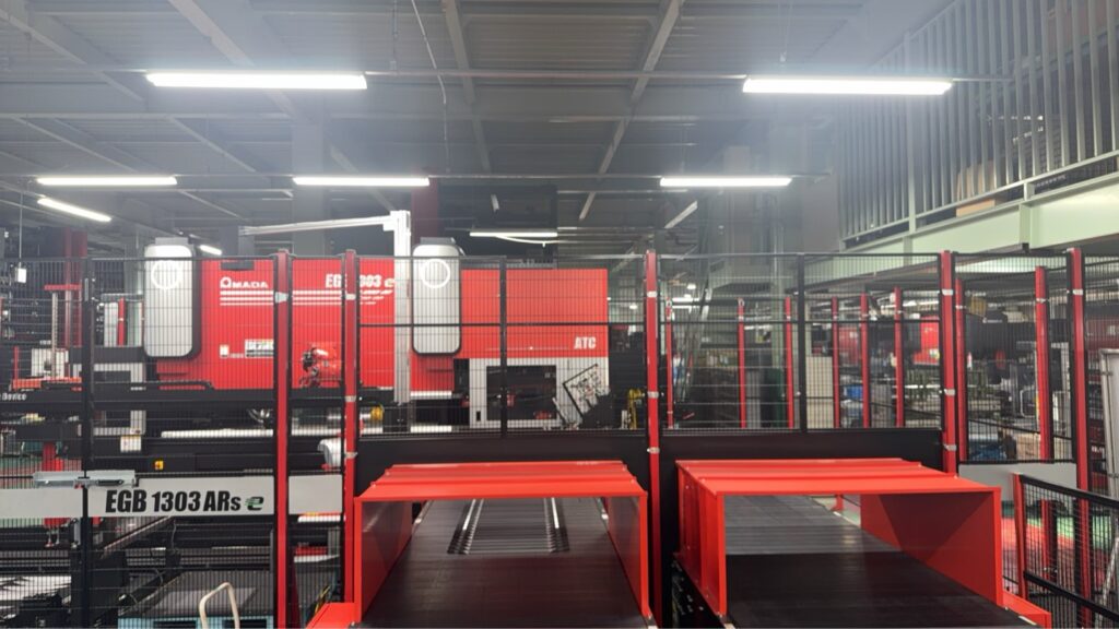 株式会社アマダ製 自動ベンディングマシン EGB1303e
