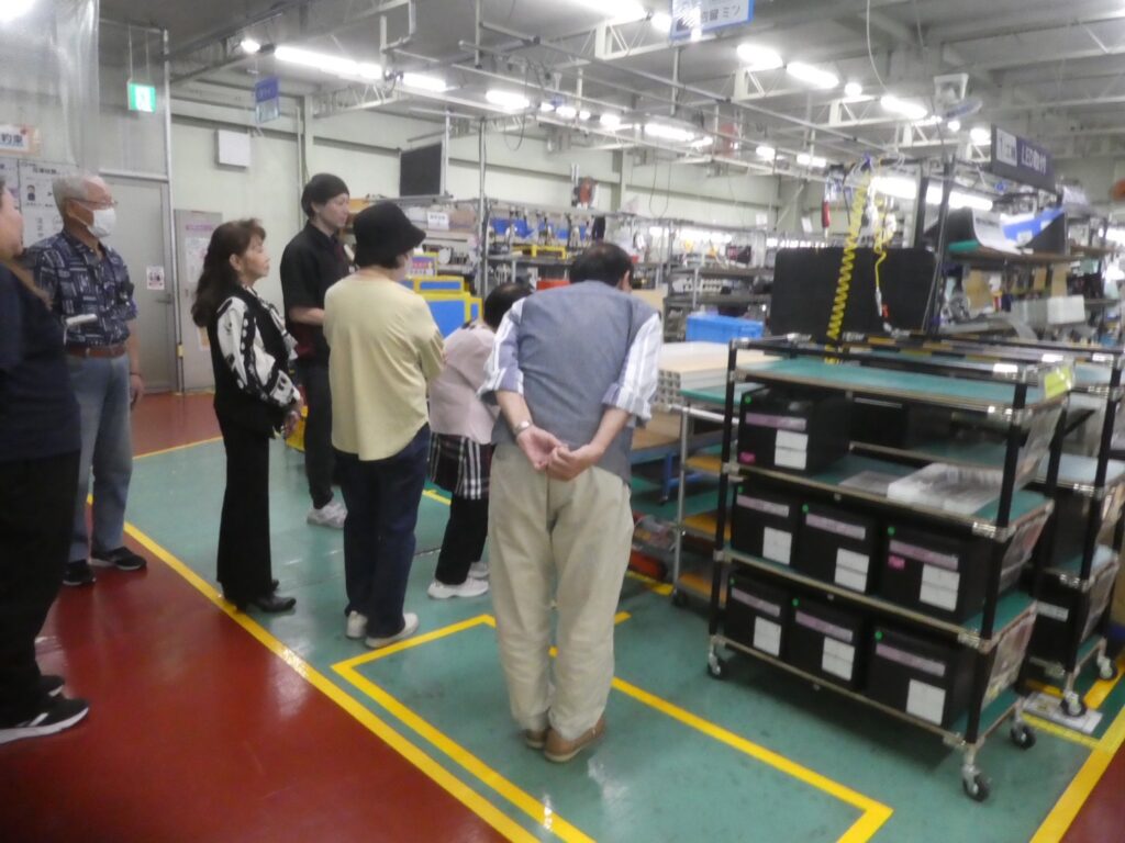 大阪守口工場の組立ラインを見学するシニア大学のみなさま