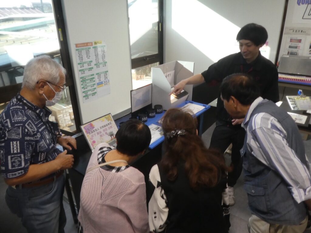 LED照明の色温度の違いを見比べる見学のみなさま